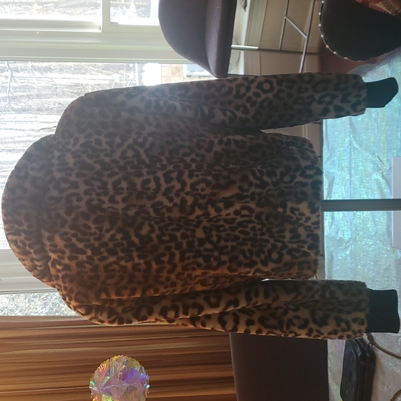 Nwt nine west faux fur leopard coat small. 😍 - Picture 5 of 6